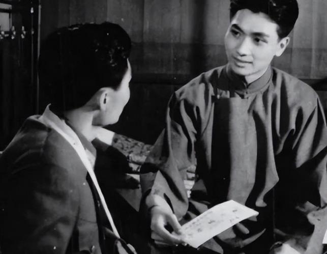 1937年，13名抗联战士被押赴刑场，鬼子举枪前，一名战士扑通跪下：“太君！我投