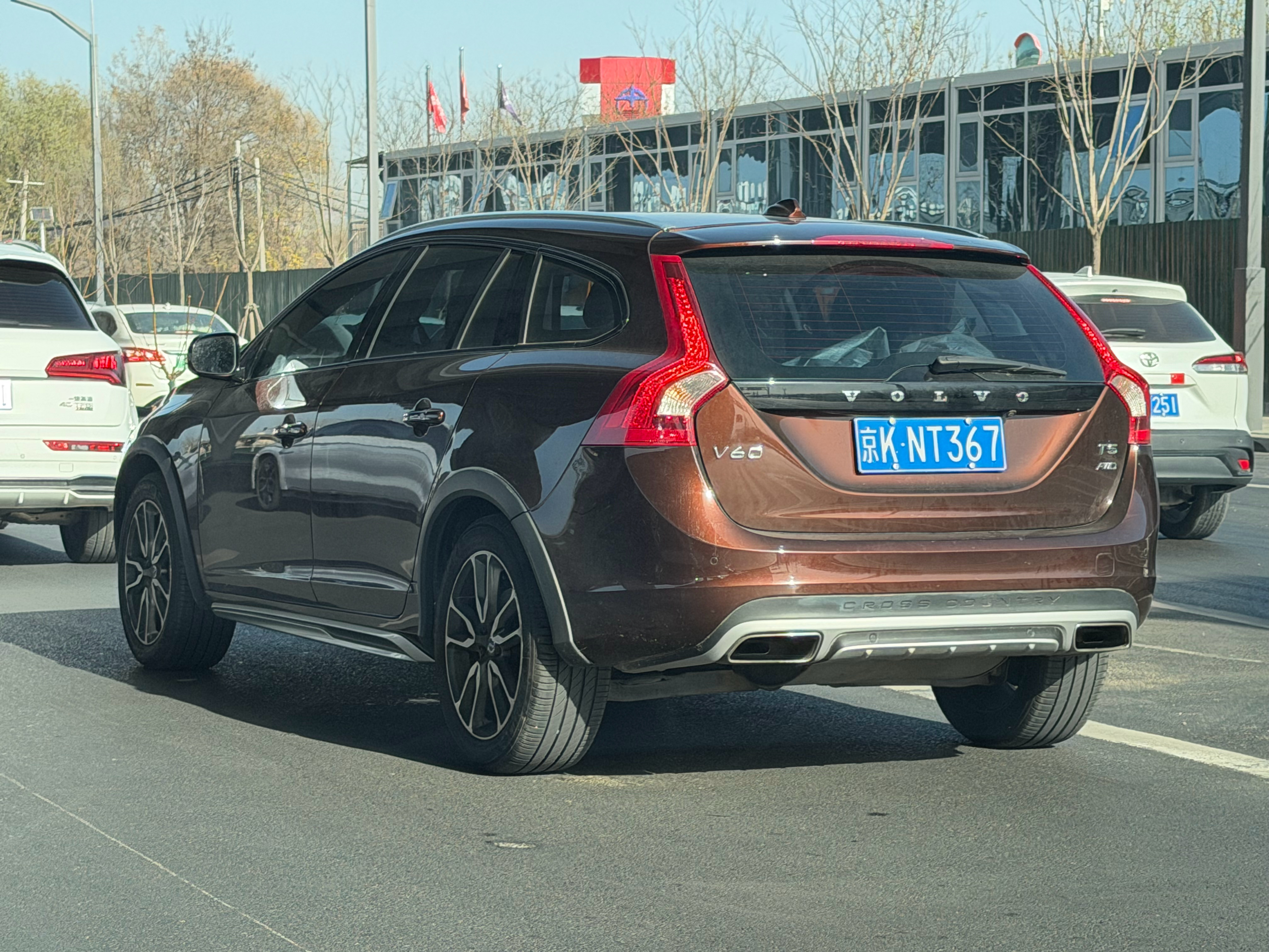 堵车的时候找个有意思的车跟着 有能一眼说出准确车型的同学吗？其实在交V90cc订