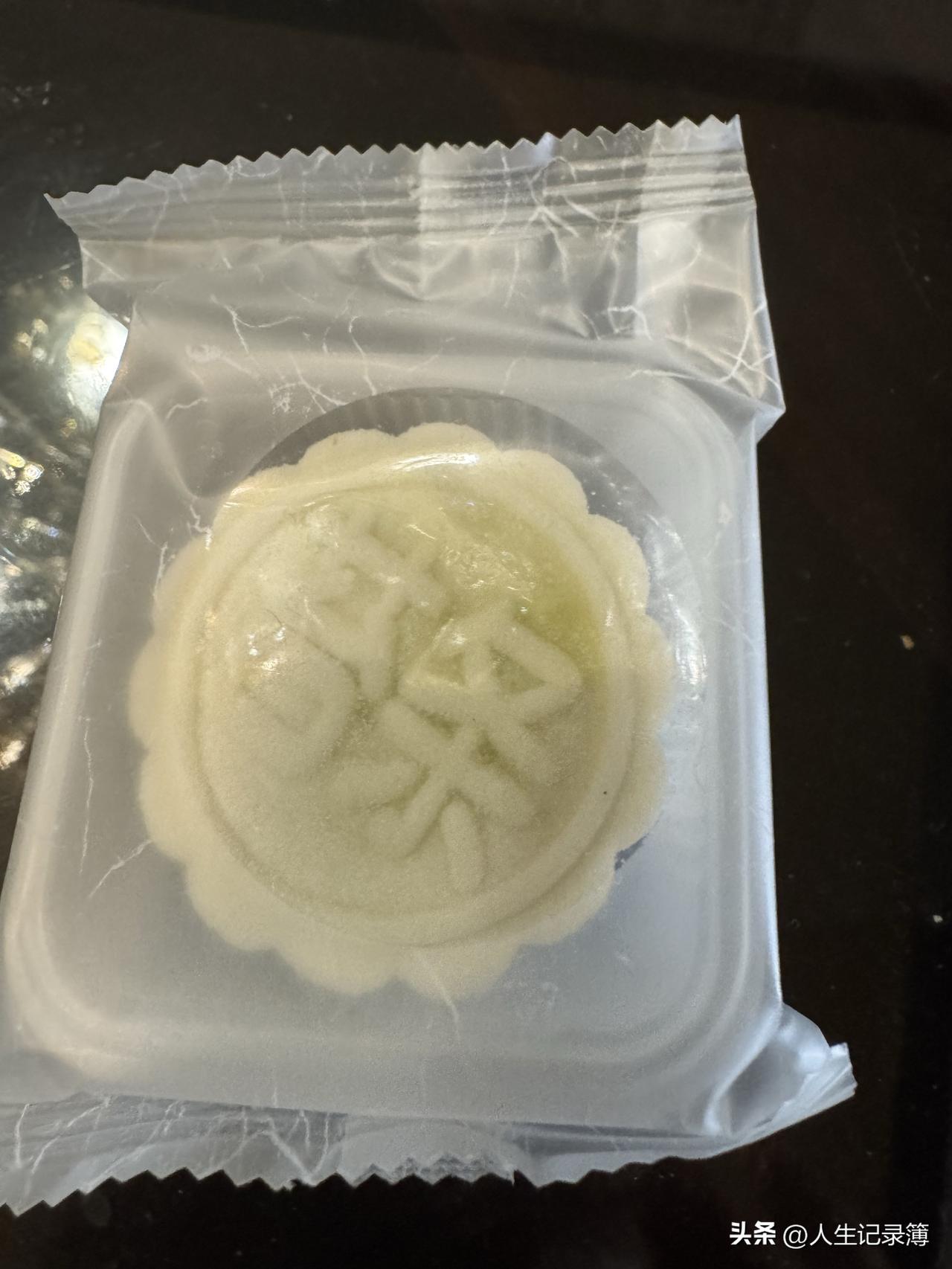 今年中秋的月饼。
上周我就提醒孩子了，今年別买月饼。
孩子说：过节要有仪式感。