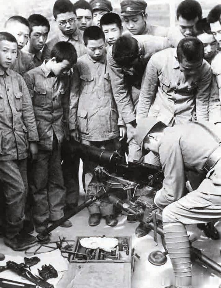 40年代学生军训，他们正在学习马克沁机枪的操作军事历史全触达 ​​​