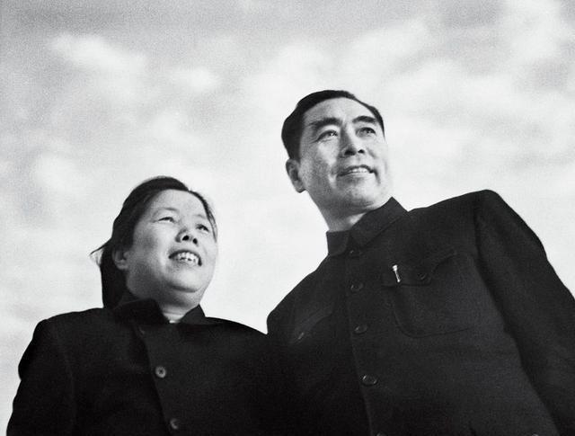 1940年，抗战烽火正烈，重庆成为战时陪都。

李鹏的父亲李硕勋早在1931年就