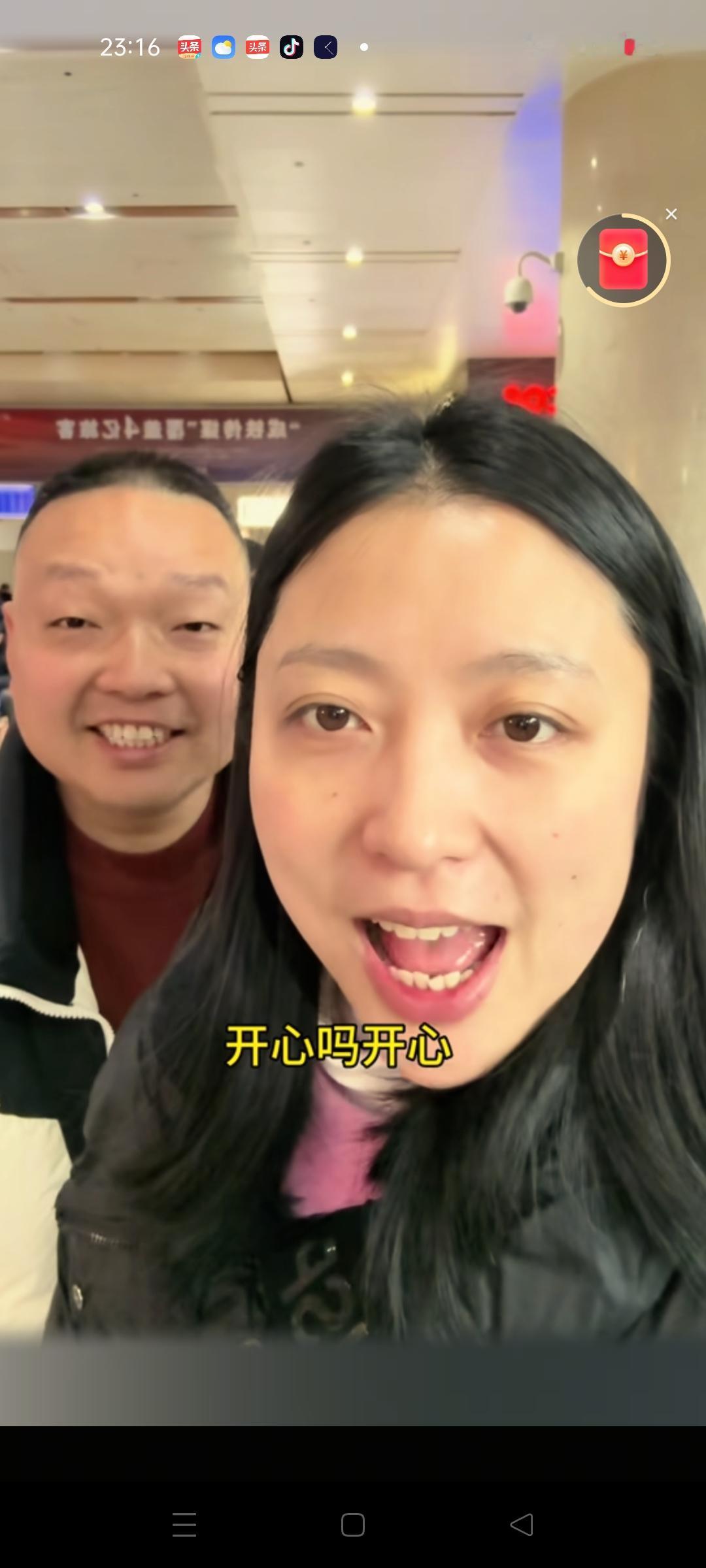 最近给妈妈赠送房产，给弟弟找工作，给了他生命 、他要为妈妈养老的王晓举跟妈妈很少