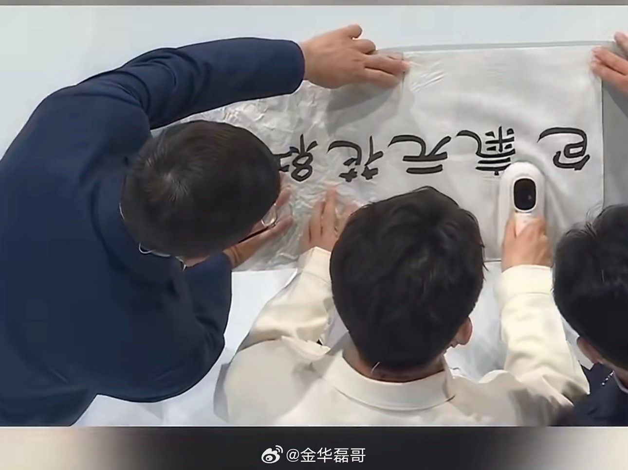 周云杰直面网友质疑再做宣纸熨烫没想到一个小小的实验却引发网友讨论，面对质疑 不回