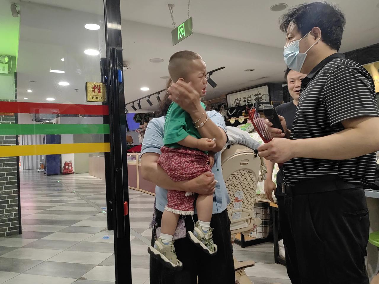 今天老聂去理发，算是领教了东北大姐的厉害了。
东北大姐是带着外孙去理发的，要的是