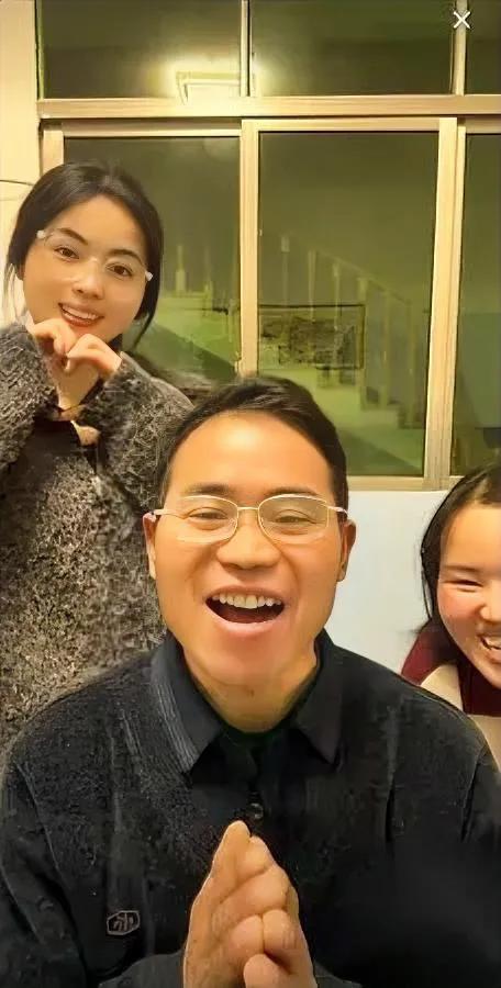 搬砖大叔被喊岳父？有内幕

扒完家底我沉默了

贵州工地这位大叔，突然成了几百万