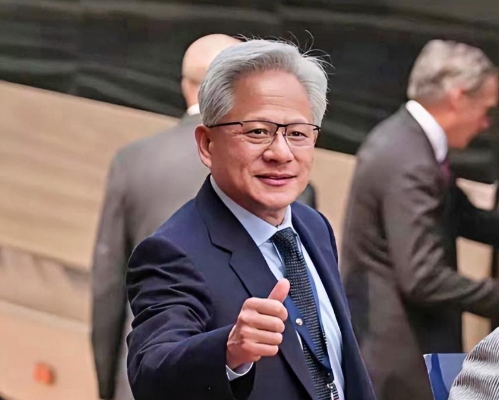 黄仁勋这个人，真的有点意思。 在印度谈笑风生，松弛得像在自己家，到了越南反客为主