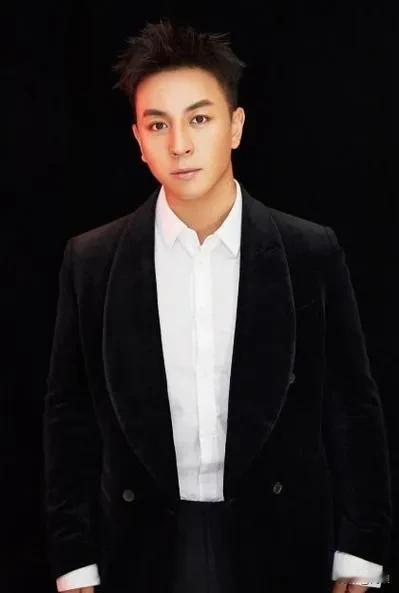 4岁火遍拳网，6岁给成龙颁奖。洪金宝与他平起平坐，就连向华强都对他忌惮三分。30