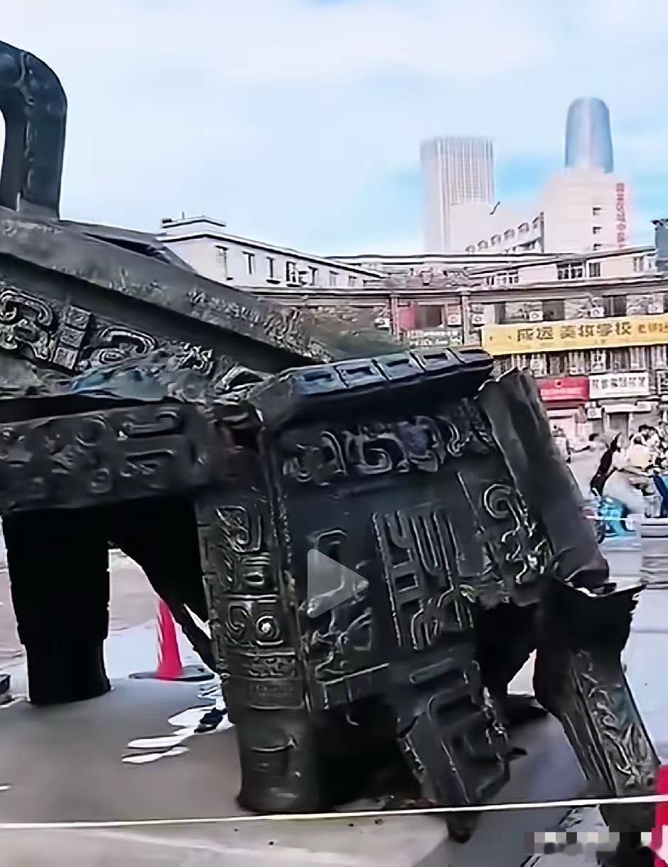 一场暴雨泡塌了“诚信宝鼎”。根据公开资料，位于沈阳南市场八卦街的这尊诚信宝鼎建于