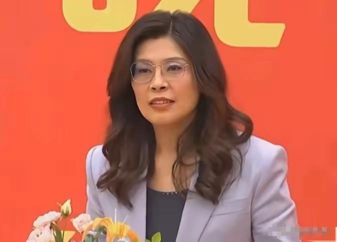 郑丽文南京祝酒词：从不脱稿到紧盯稿件，这一细节藏着台海千斤重担！
 
一向在岛内