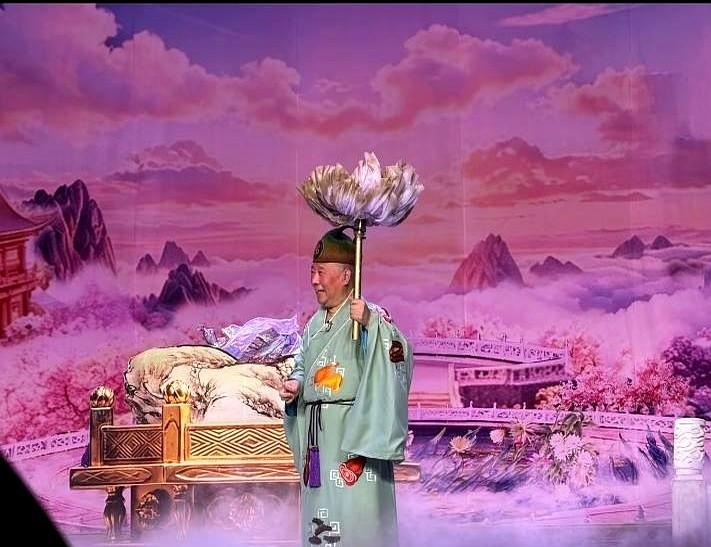 看到郭德纲今年的行程，真有点替那些天天等他下场回怼的人着急。
全年商演已经冲到8
