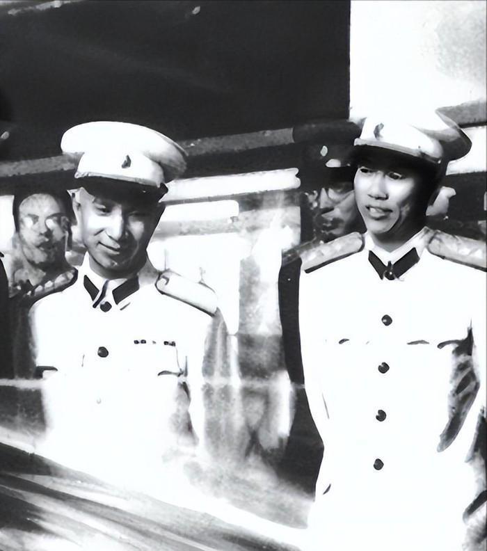 1952年，彭德怀因伤回国，志愿军总司令一职空缺，邓华被任命为代司令员兼代政委。