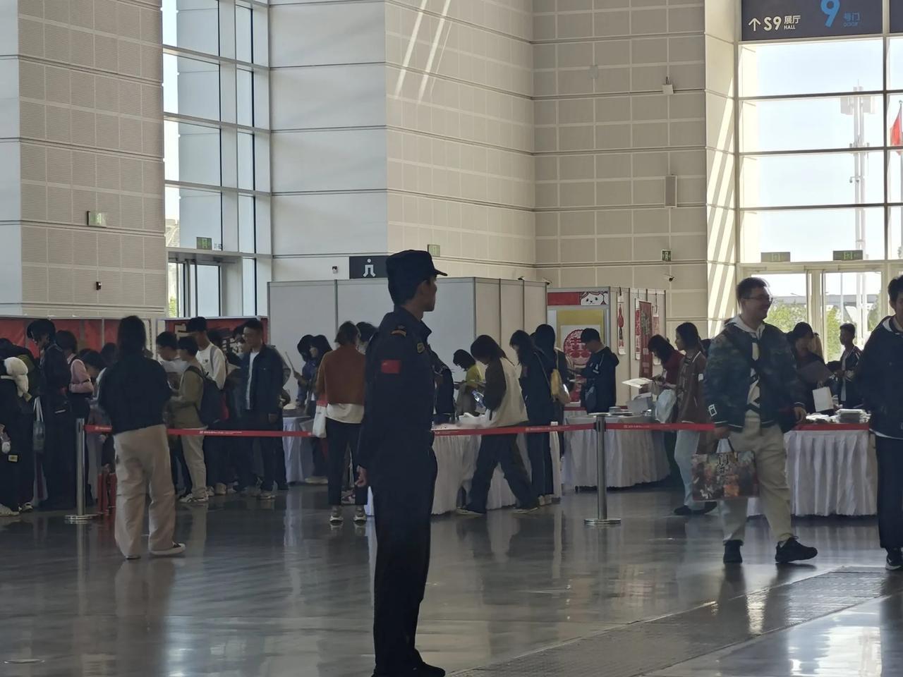 漫展人流中，最酷的造型就是这个安保小哥！
简洁，大气，关键是气质！
许多同龄人花