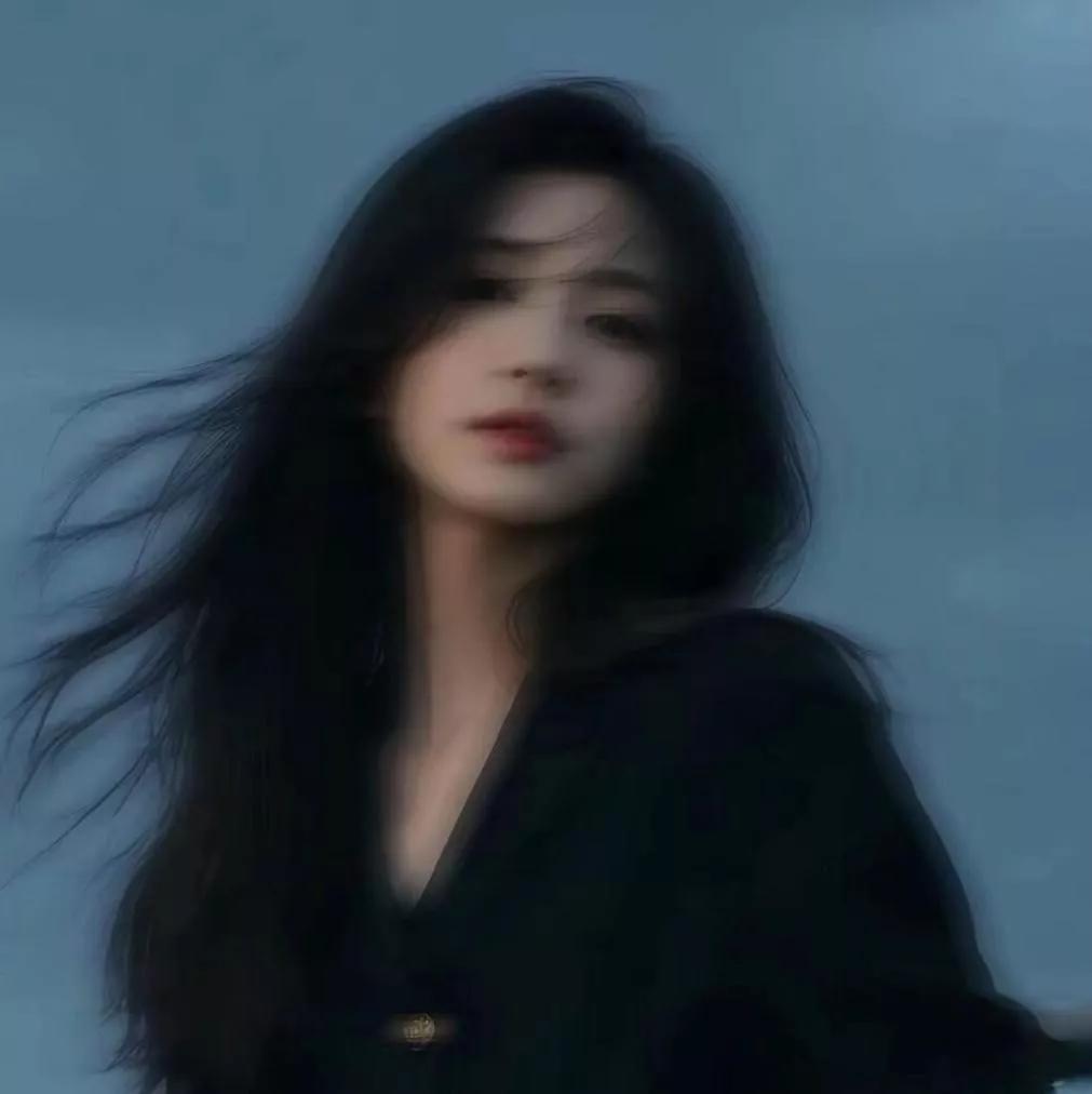 长发飘飘，黑衣冷艳，迷离氛围，复古风黑裙少女风 黑系发丝写真 黑裙卷发 黑色少女