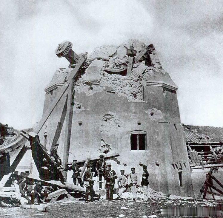 1864年普鲁士士兵在丹麦要塞废墟上放哨。4月18日发生在该地的居培尔战役决定了