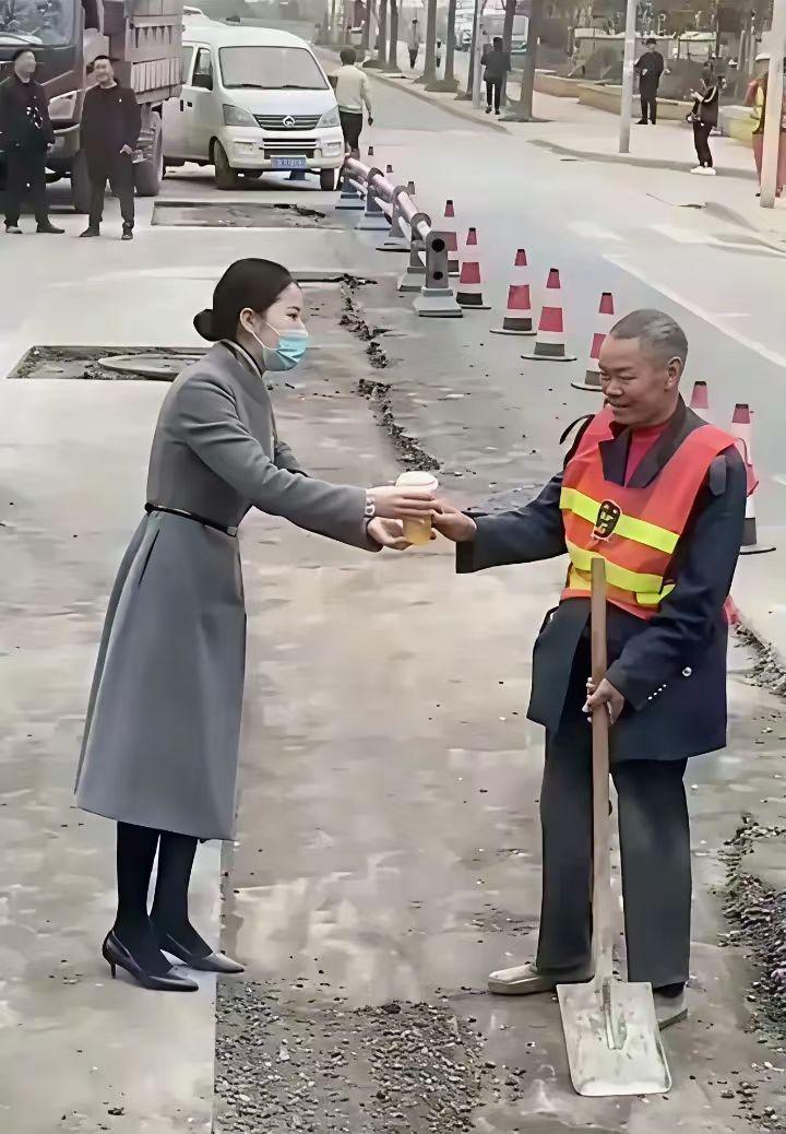 老人家不习惯别人给拍照，很不好意思！虽然非常恶心，但是他没有办法！