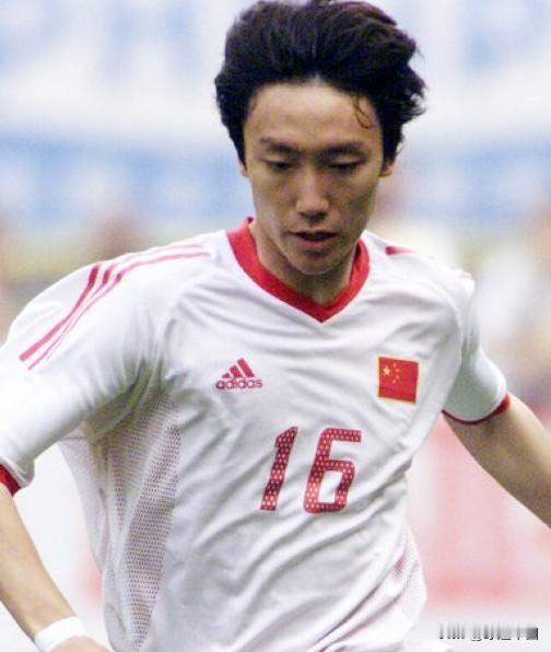 因为有一个热爱体育的老爸，曲波从四五岁时就经常在爸爸的带领下坚持晨跑。虽然个子小