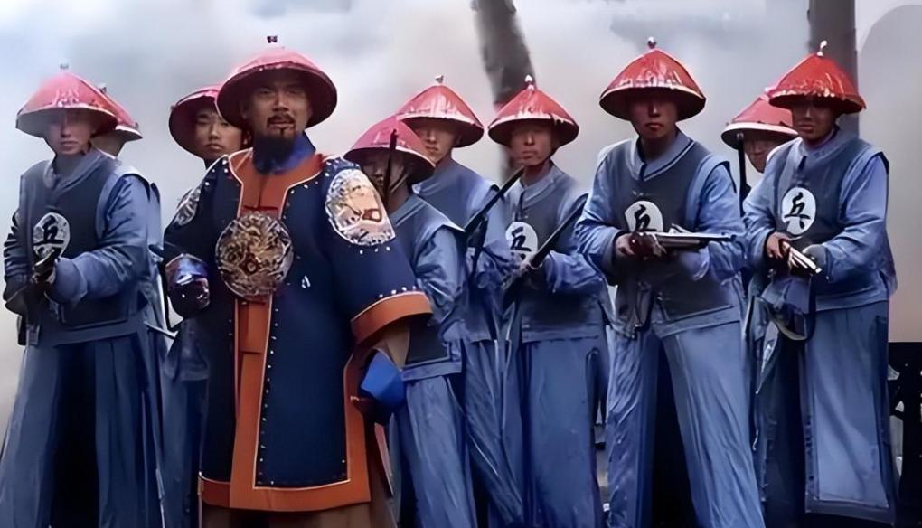 清朝士兵衣服上写“兵”和“勇”到底有什么区别？一字之差背后，藏着清朝军队从强盛走