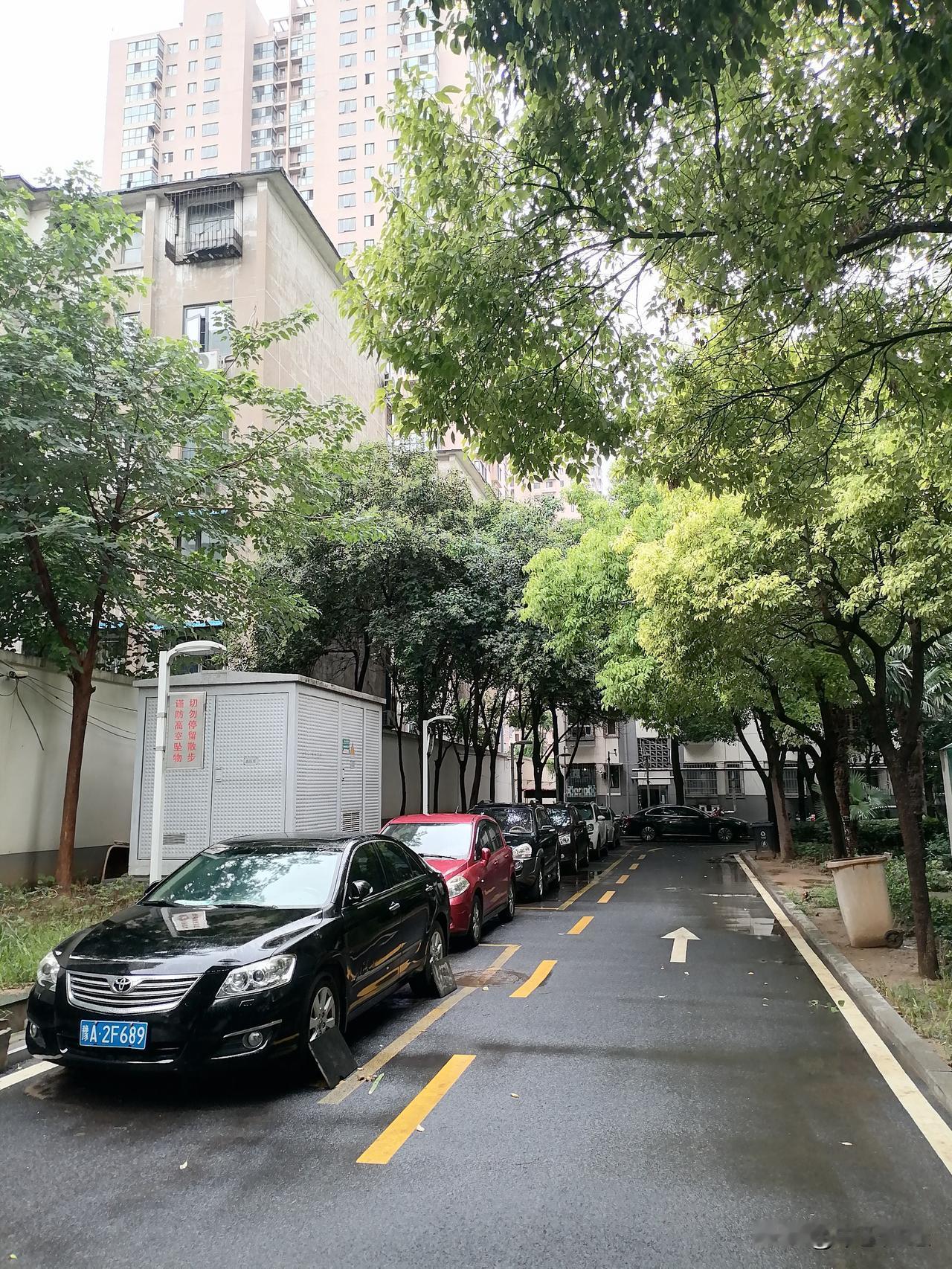 现在小区许多没有物业付合同，服务很差，收费奇高乱涨价，乱收费，侵占公共收益的情况