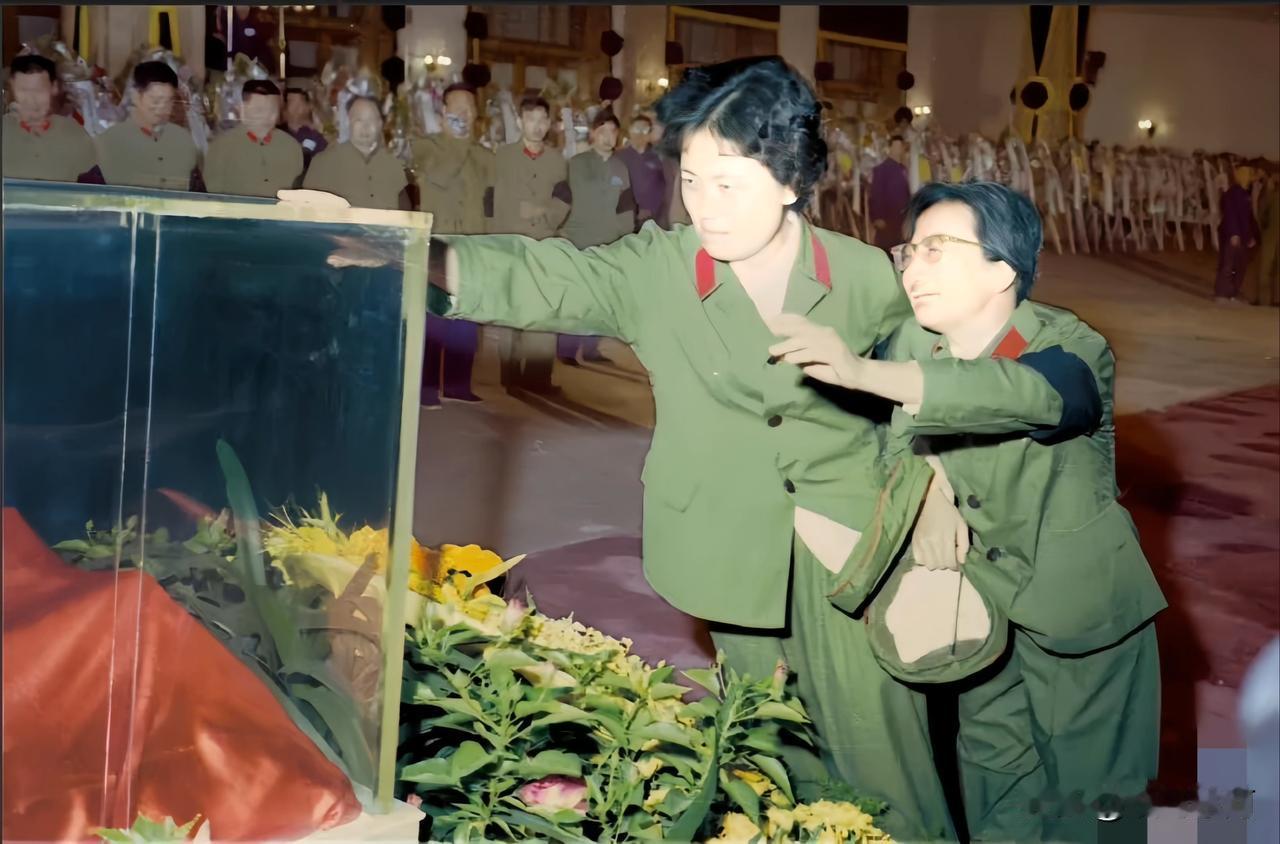 这张照片没几个人见过。1976年9月12日的北京，人民大会堂外的吊唁队伍已绵延数