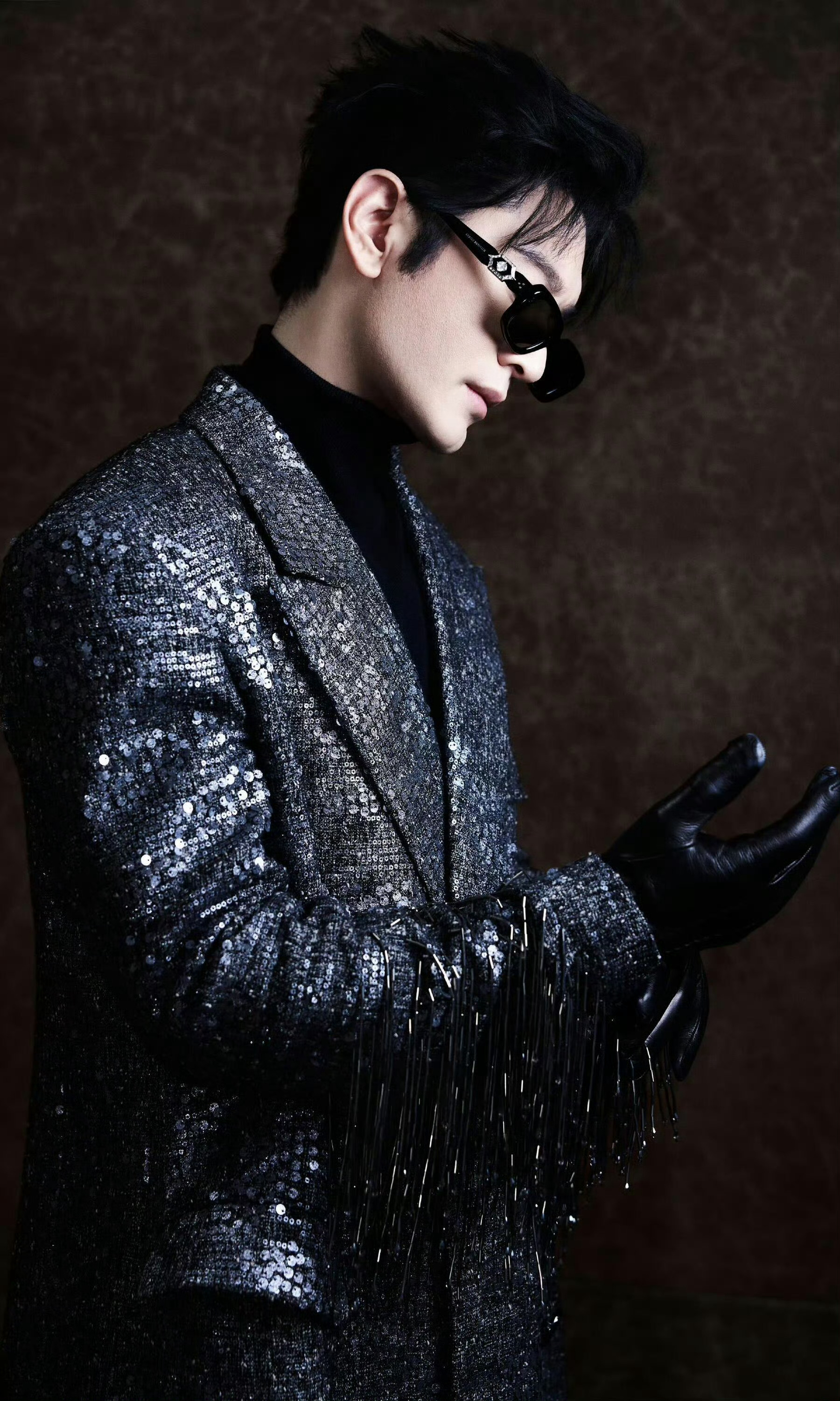 黄晓明亮片流苏战袍 晓明这套造型太绝了！亮片流苏随着动作轻扬，光影间贵气拉满，舞