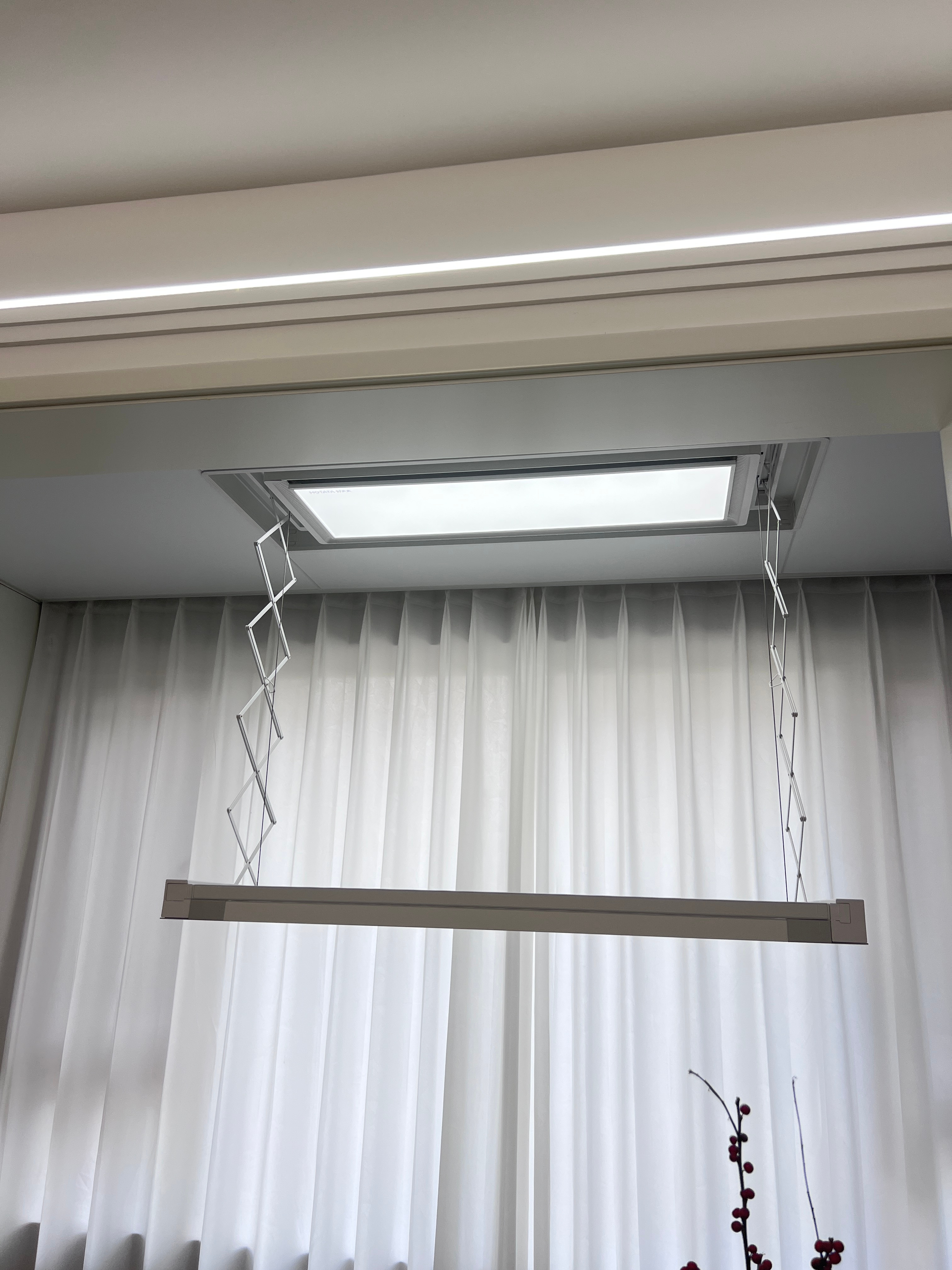 以前总觉得晾衣机是可有可无的家电住久了才发现，舒服的阳台，真的能提升生活质感🌿