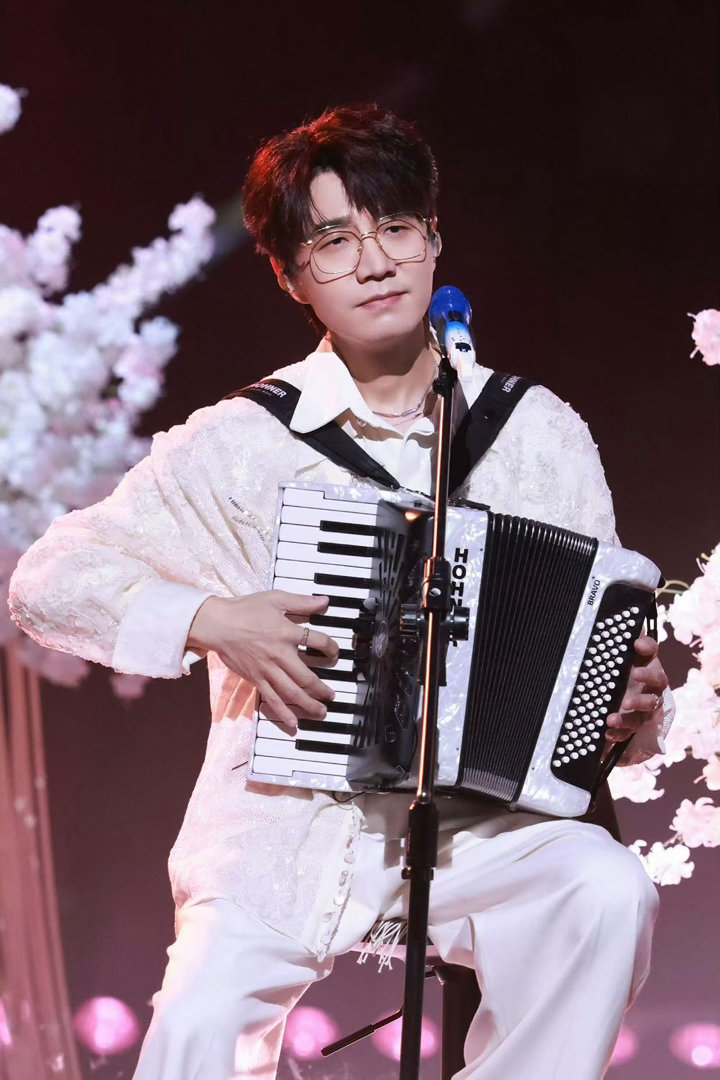 王铮亮杨丞琳手风琴弹唱爱河王铮亮杨丞琳合作爱河 王铮亮表达爱的能力真的强，不是嘶