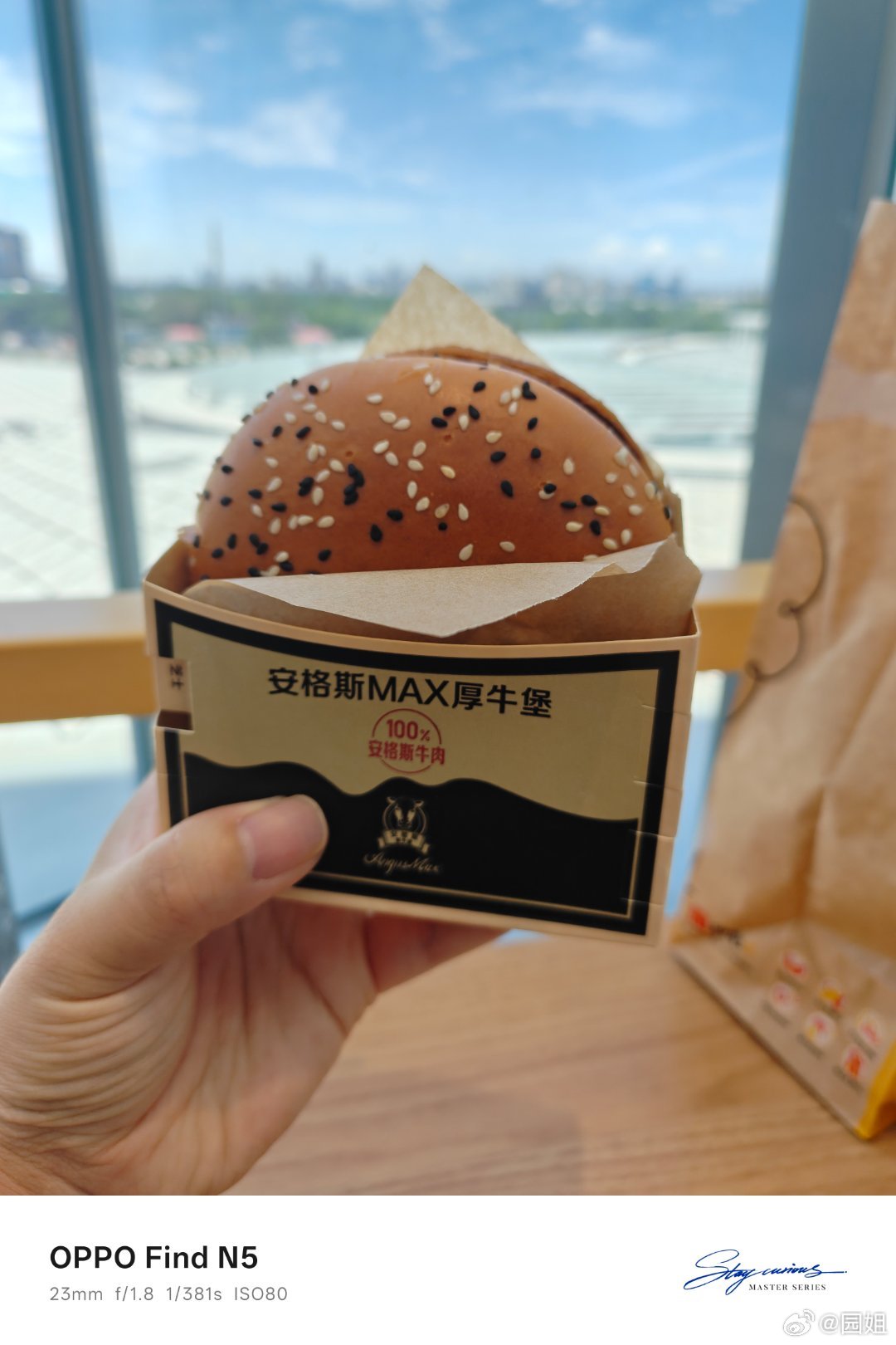出门碰见熟人真好，谢谢弟弟请我吃汉堡[举手] ​​​