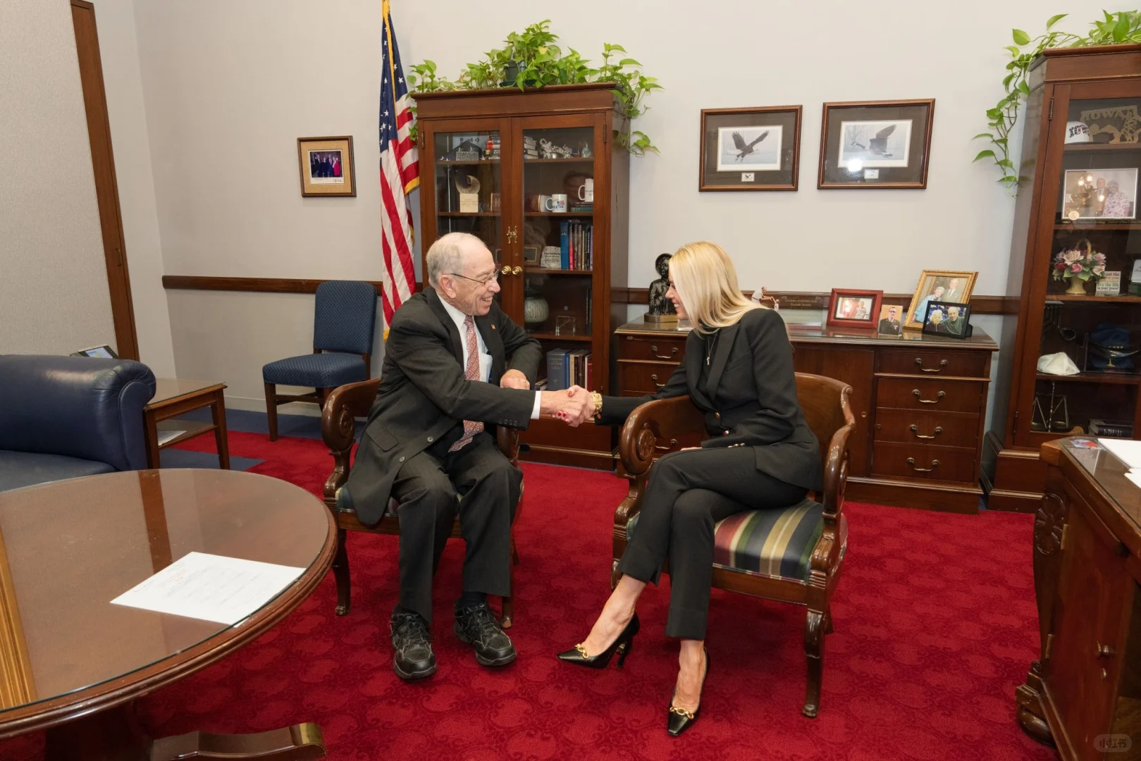 参议院议员司法委员会主席Shuck与特朗普总统提名的帕姆·邦迪总检察长会面。