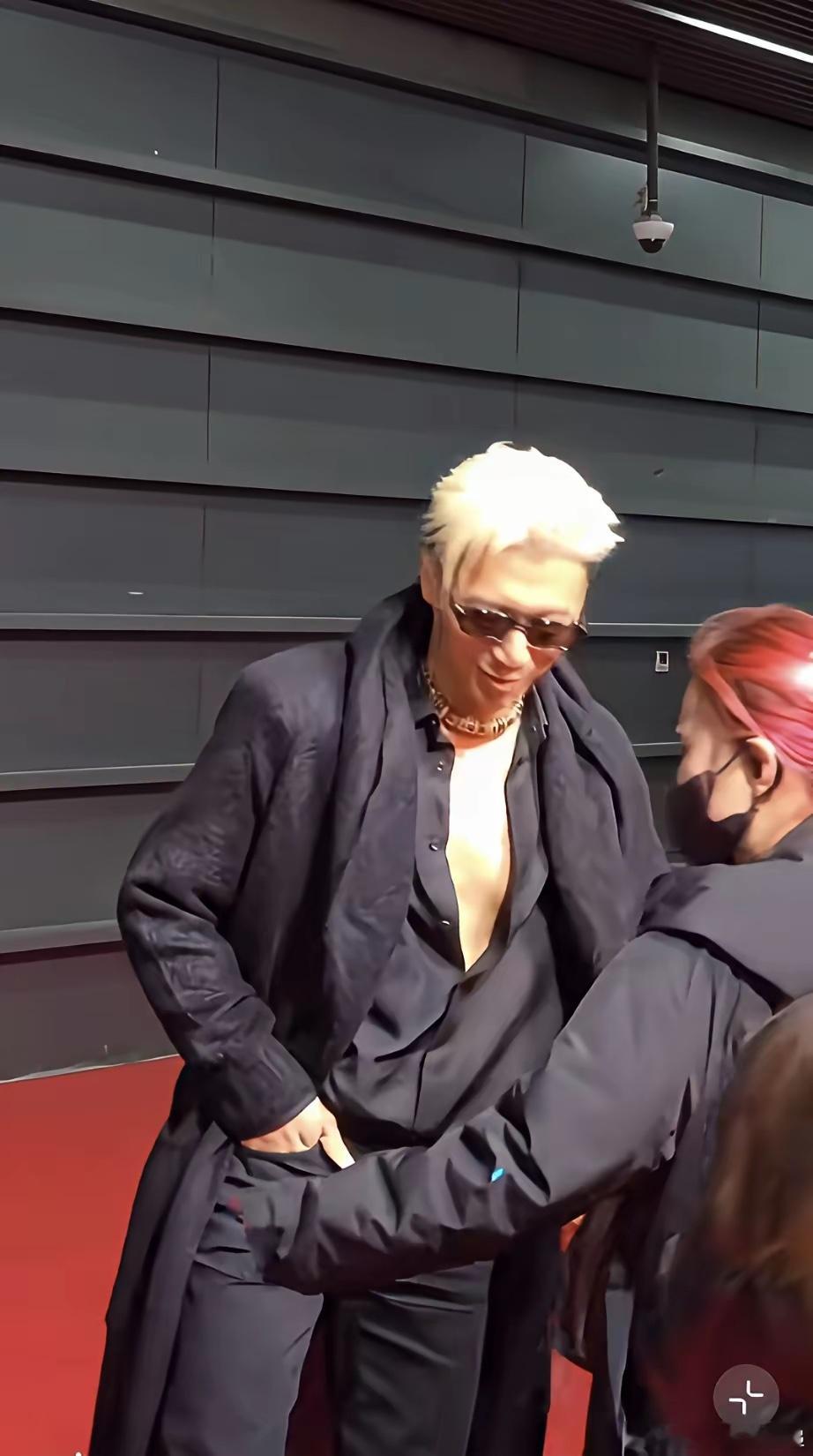 谢霆锋，让人脸红了!2月5日，谢霆锋参加微博之夜，造型简直不敢让人直视，原因是他