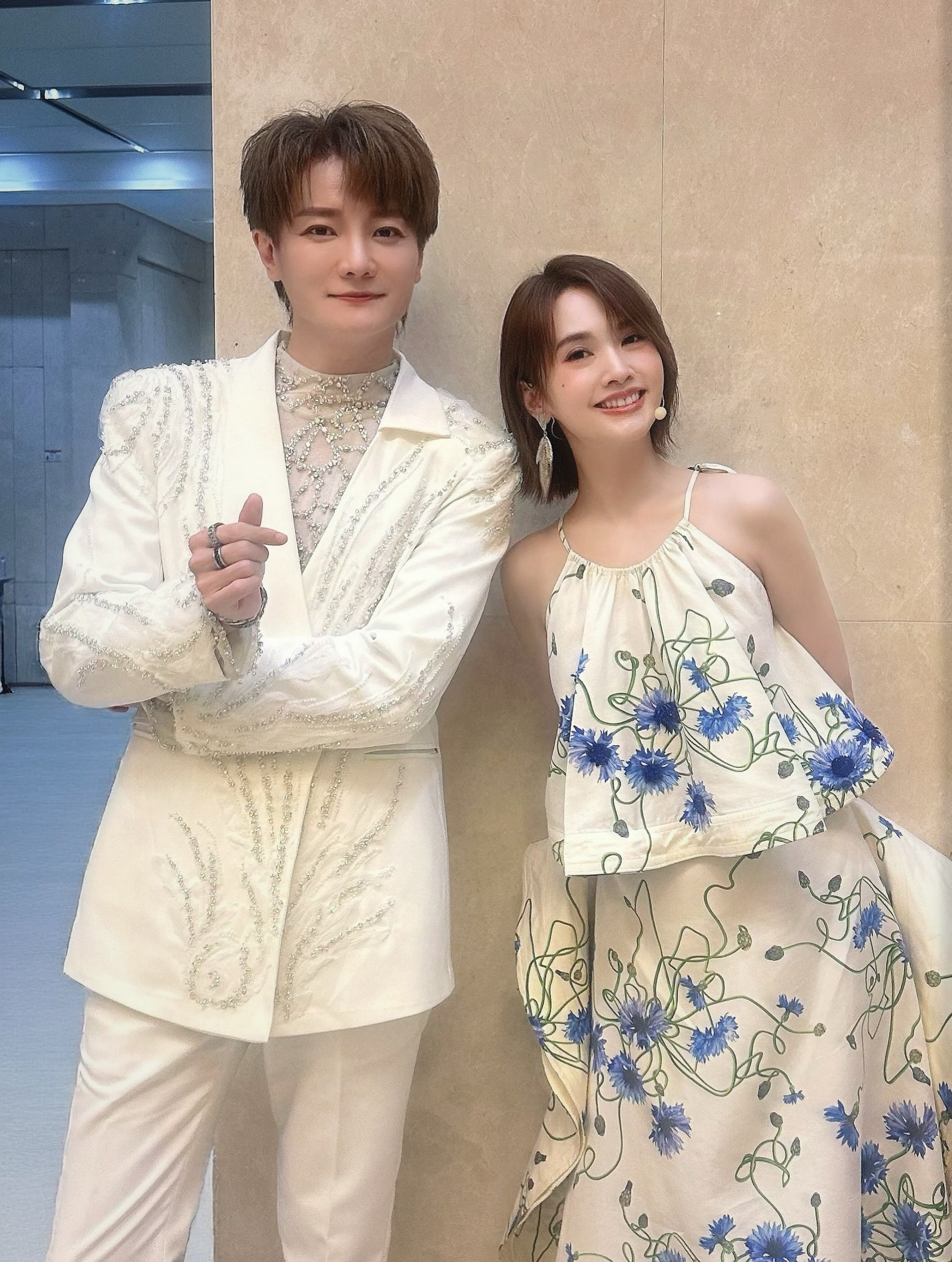 杨丞琳杨丞琳天赐的声音【杨丞琳X阿沁 天赐7新鲜合照📸】阿沁：好久不见，老朋友