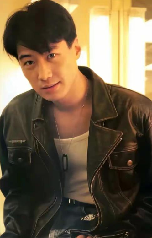 1993年，黎明的父亲得了肠癌末期，黎明当即发誓:“如果父亲能康复，我愿意用一生