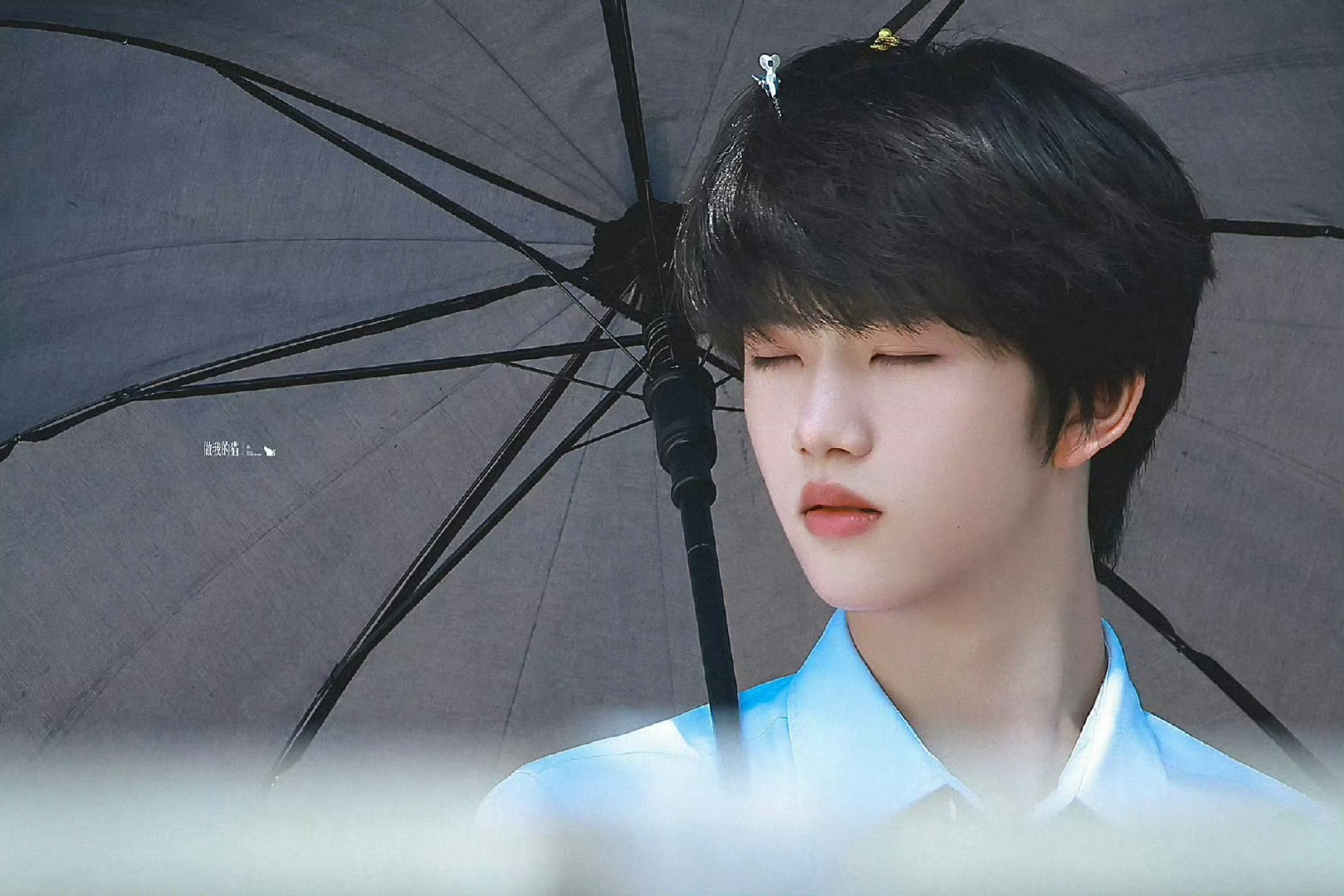 张函瑞撑伞路透张函瑞听导演讲戏撑伞的男高学长已上线！☂️《我们的少年时代2》路透