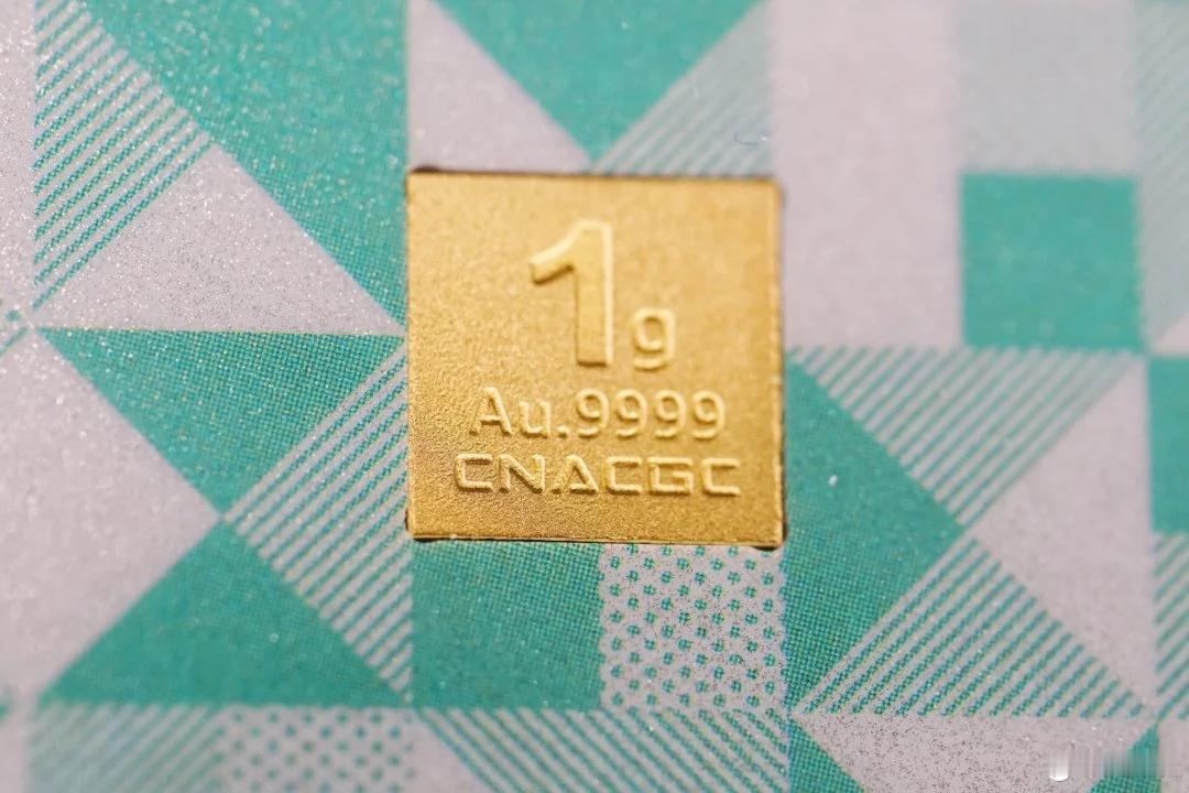 被1克黄金的大小震惊到了  你以为 1 克黄金很大？其实就薄薄一小片，差不多指甲