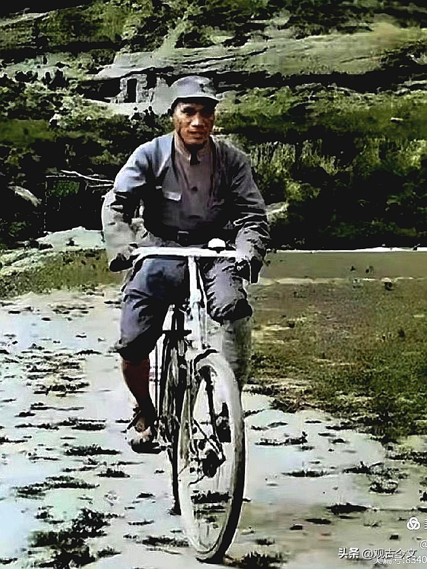 1938年，延安的马路上朱老总骑着自行车从前线赶回来开会时的一幕，正好被摄影师拍