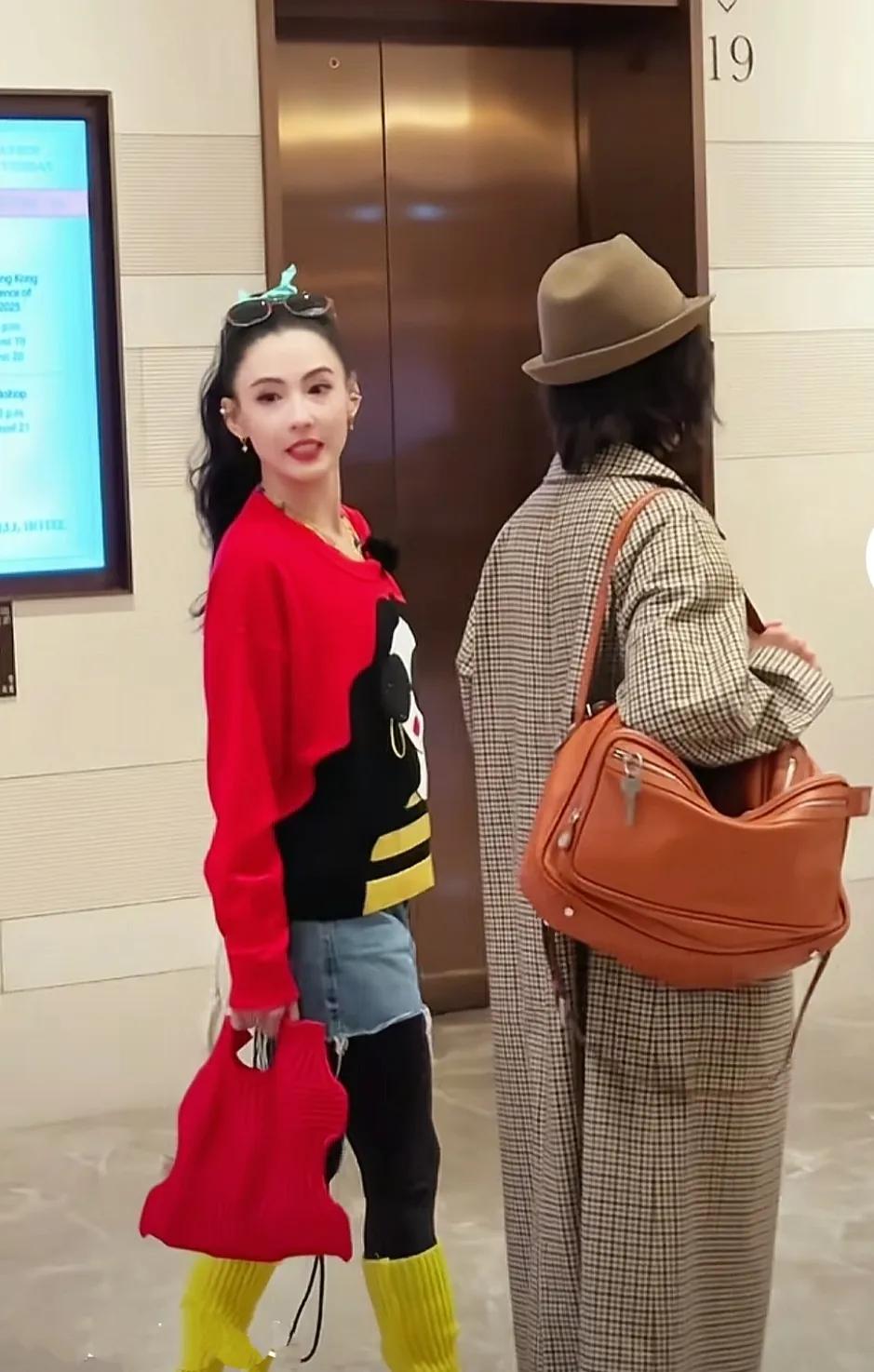她真是美的肆无忌惮

凭借一张绝美的脸

穿着五颜六色的衣服

同样有别样的美