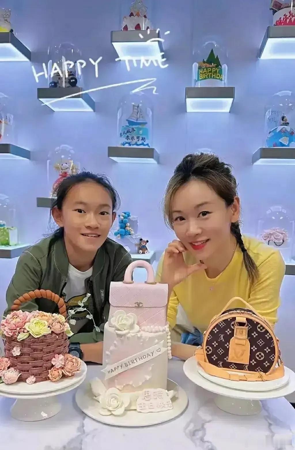 “香港小姐”杨思琦真的很拼！为了孩子，她好像24小时都在直播…… ​​​