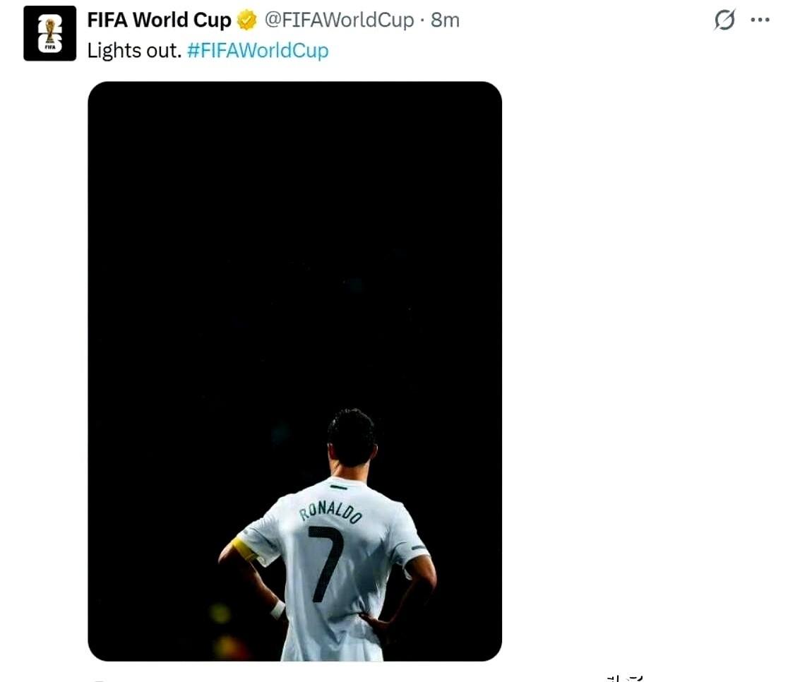 世界杯官方账号，就发了两个词。
配图是C罗一个孤零零的背影，上面悬着两个字：灯，