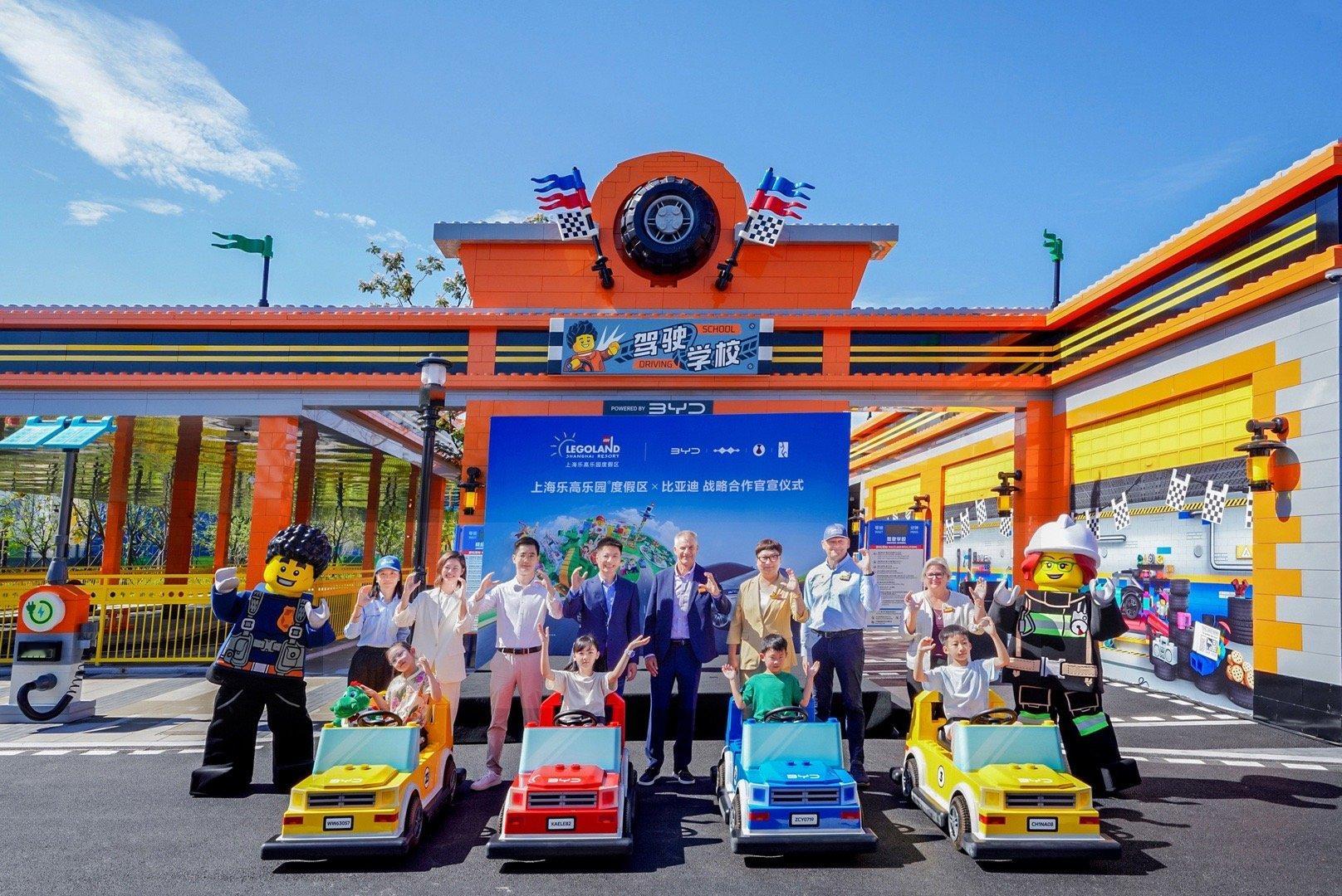 今年夏天又有地方去了，上海乐高乐园刚开园就搞大动作，比亚迪和乐高乐园官宣合作，乐