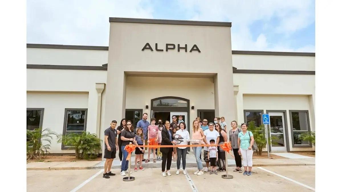 一个很有意思的变化，美国新富家庭已经不卷传统私校了，开始卷“AI学校”。

这个