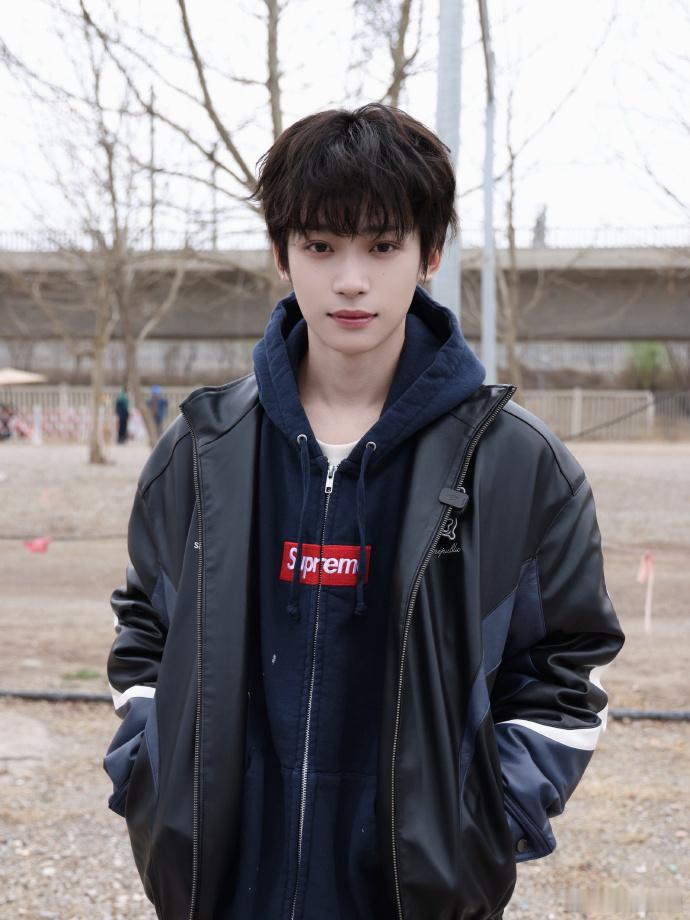 梓渝今天导游有点夯梓渝导游照三连拍梓渝解锁导游新身份，造型简约却十分出彩，三连拍