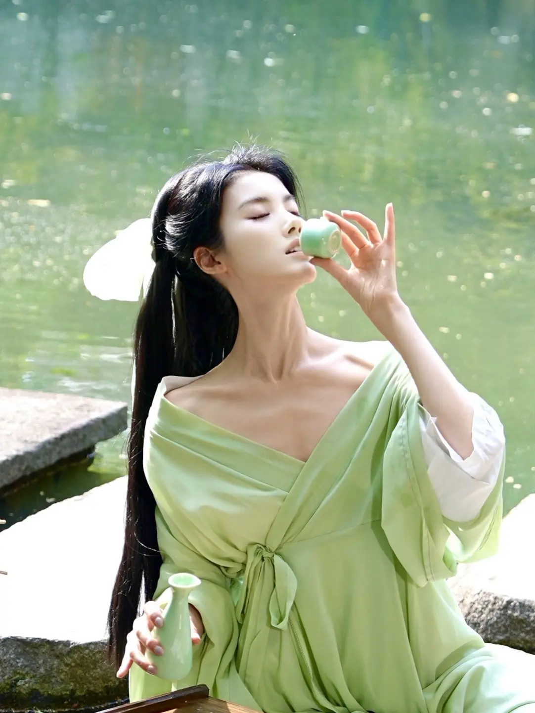 人间灯火照骨，方知相思有毒🐍。白堤烟柳系流光，曲院风荷染罗裳 执伞回...