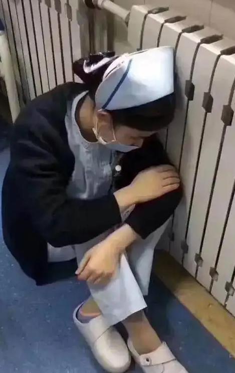 钱我出，你必须进去！广西玉林，一护士在给3岁患儿输液时，只因动作慢了半拍，被患儿