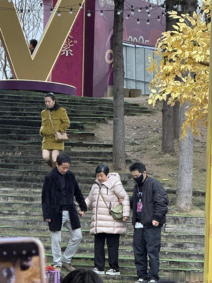 赵露思拄拐现身工作，家人全程陪伴，看来身体还在恢复中，家人满眼关切。 