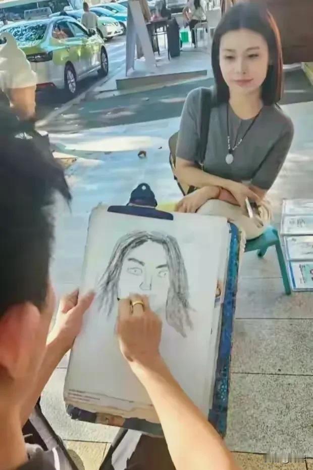女士看了画后会付钱吗？