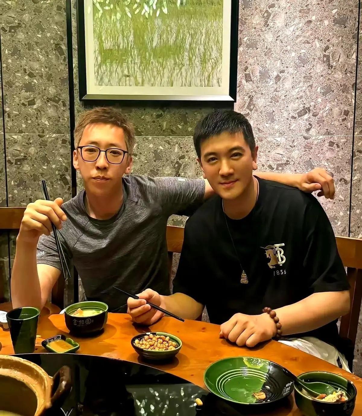 留几手晒与杨子合照，说杨子才是他的真爱，感叹自己一路走来失去了很多东西，但是收获