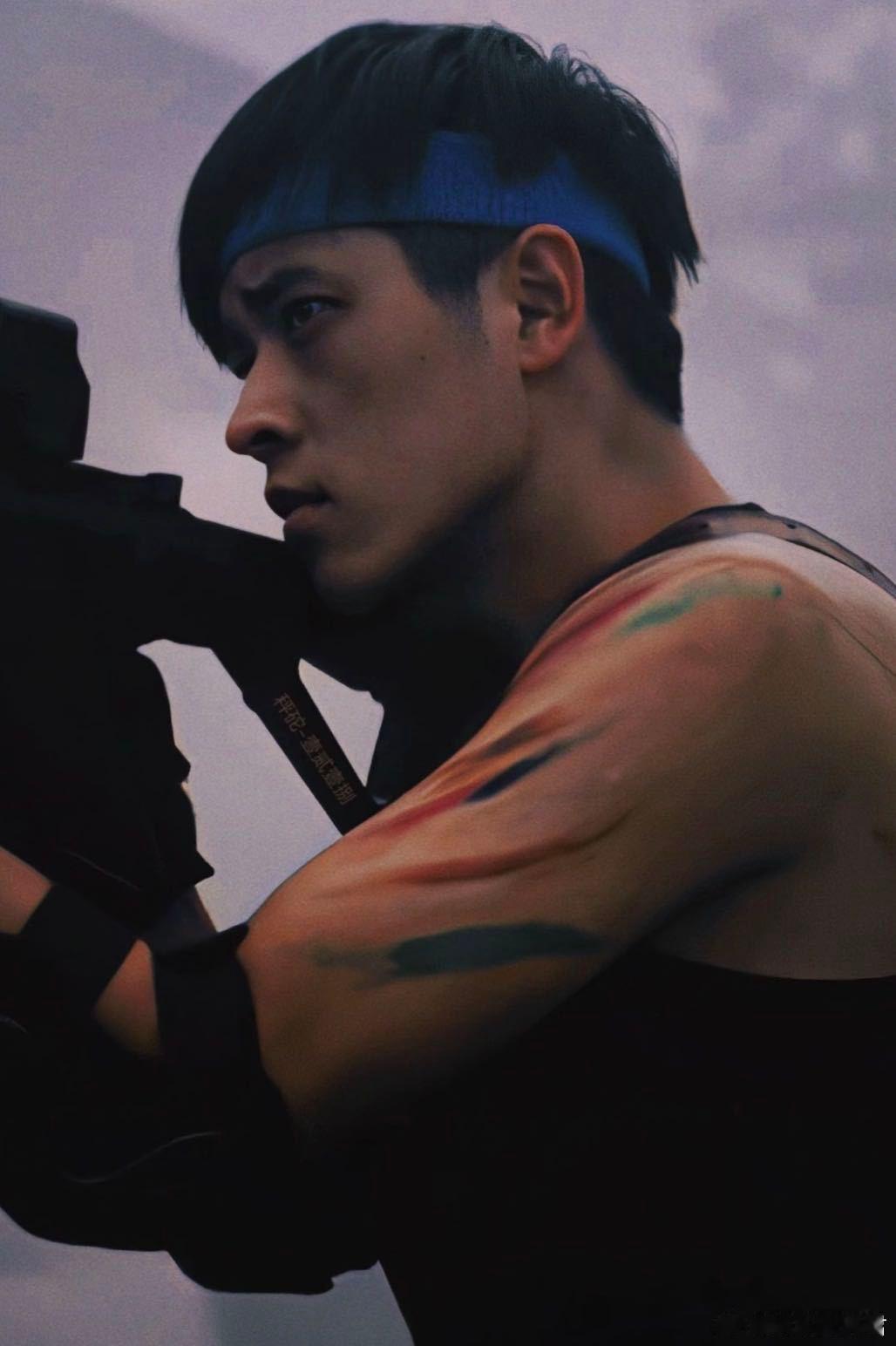 丞磊8年前就长这样 时光似乎对他格外温柔，八年对比几乎看不出岁月痕迹。从青涩到成