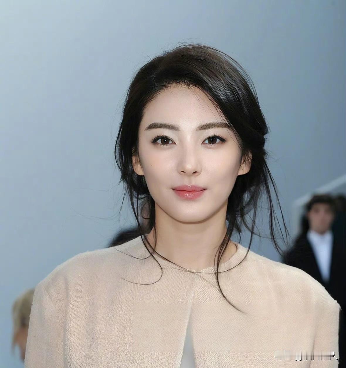 张雨绮这事儿闹得人尽皆知，算是栽了个大跟头，但也给咱们所有人提了个醒。
 
命运