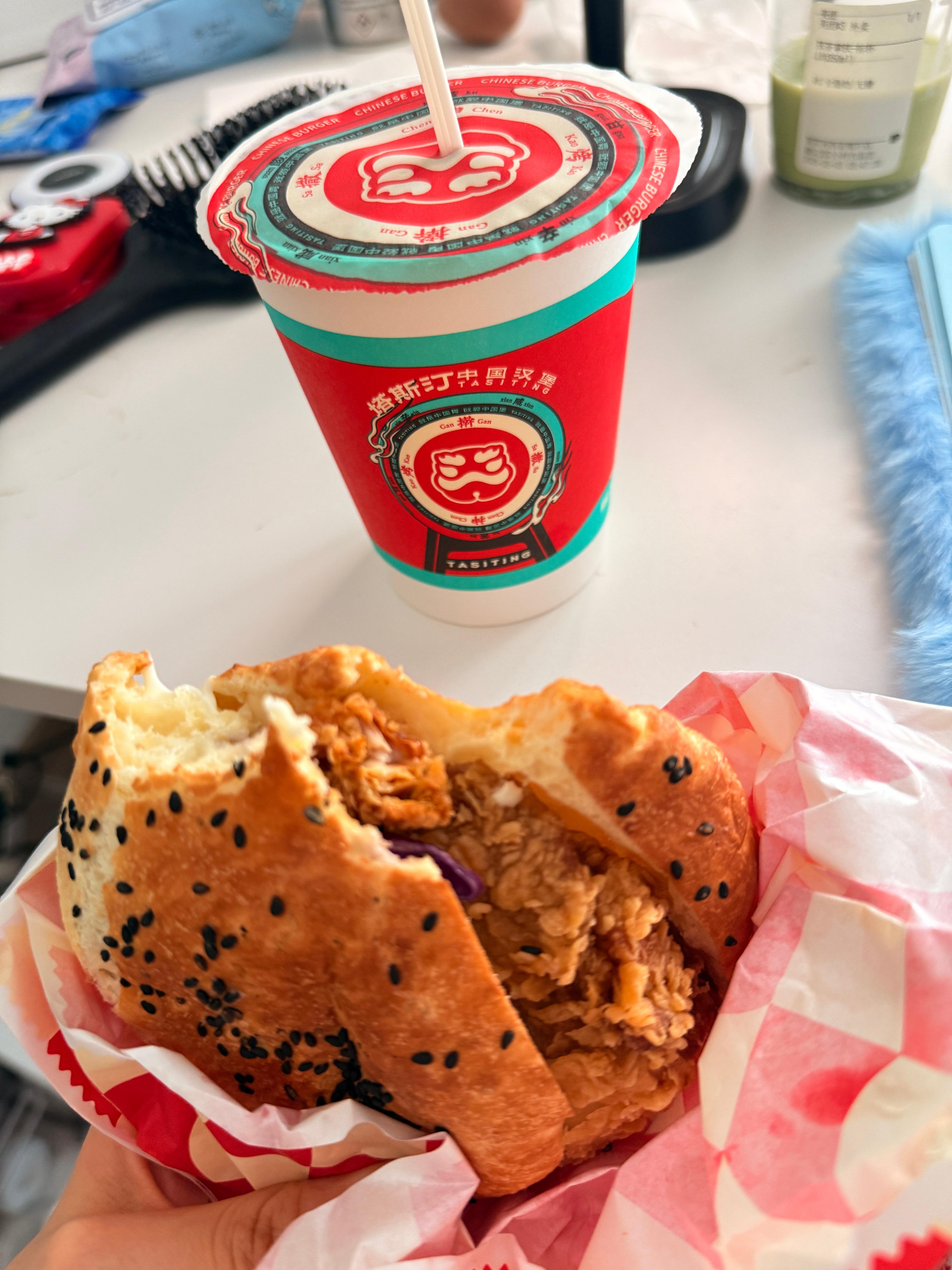 好久没有吃塔斯汀了不知道是不是店铺原因这家太好吃了 而且料很足！！对 我吃的藤椒