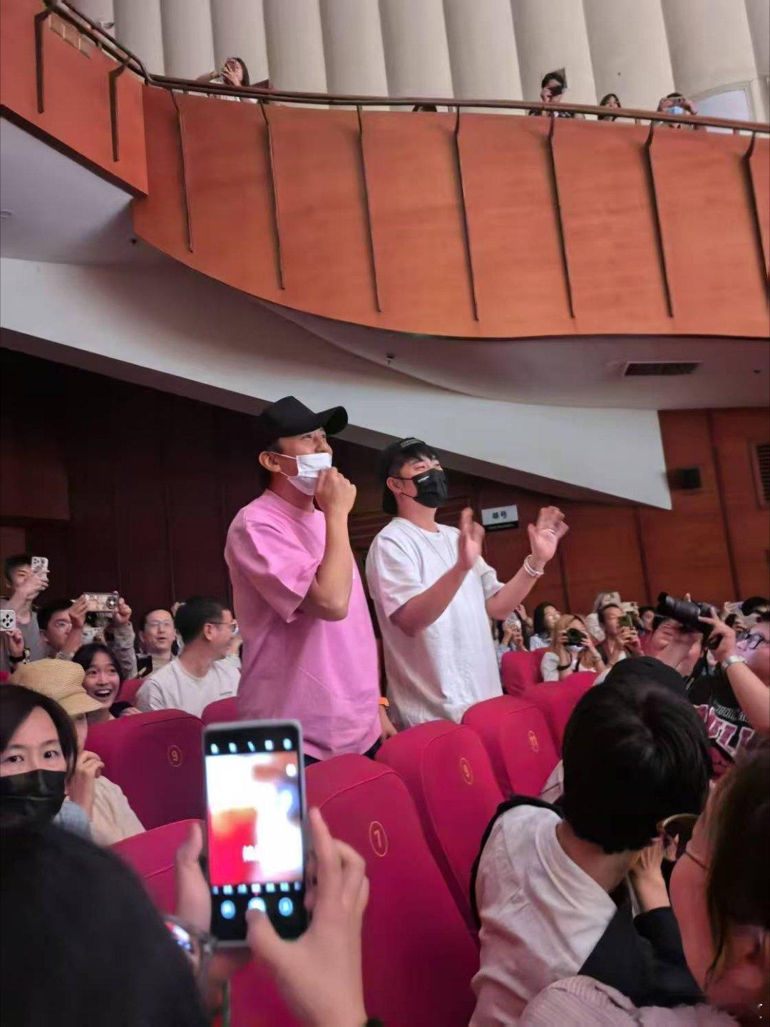 邓超陈赫支持王祖蓝音乐剧 王祖蓝谢幕时邓超陈赫直接窜上台，勾脖子比耶的姿势和十年