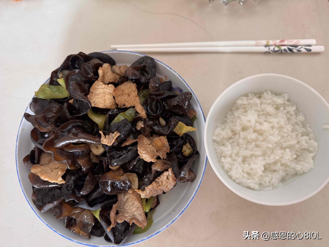 今天的早餐很简单，
猪肉炒木耳，大米饭，
我嫌刚出锅的米饭太热，往米饭里加了一点